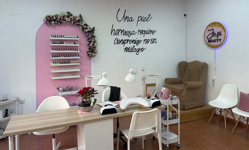 Image 3: Manicura, pedicura o ambas con esmaltado clásico o semipermanente