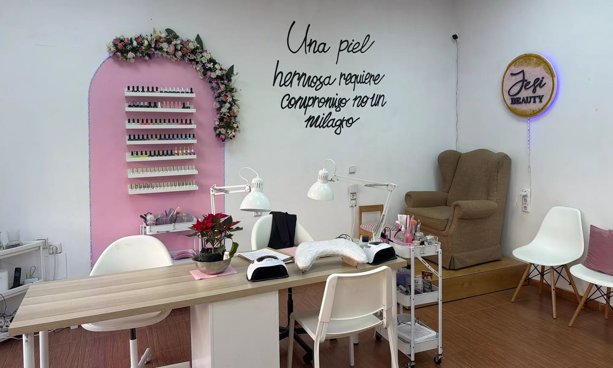 Manicura, pedicura o ambas con esmaltado clásico o semipermanente