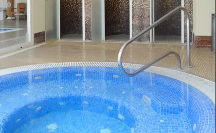 Relájate como nunca antes con un acceso a spa o a piscina climatizada
