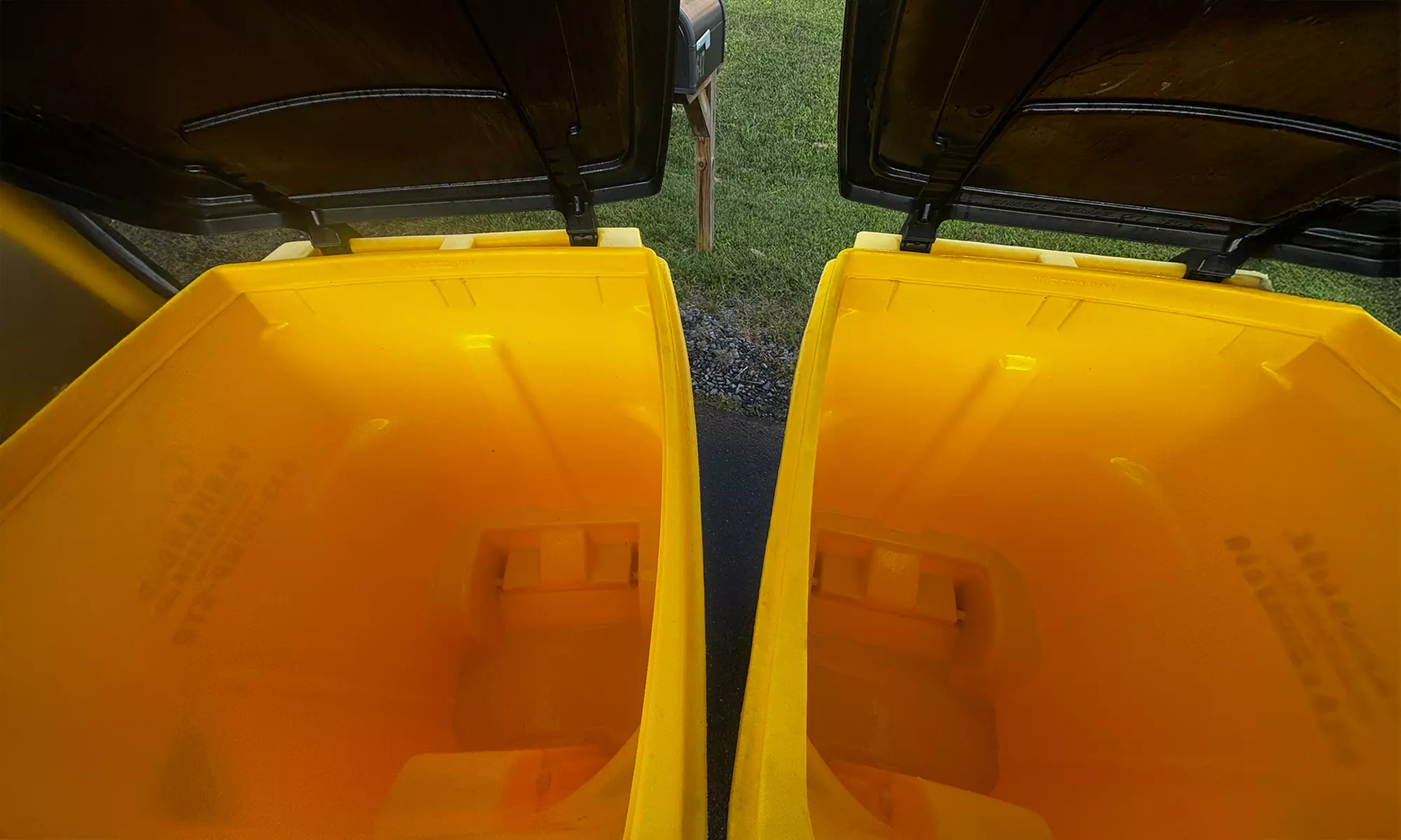 Experience On-location Curbside Trash Can Pressure Washing Service
