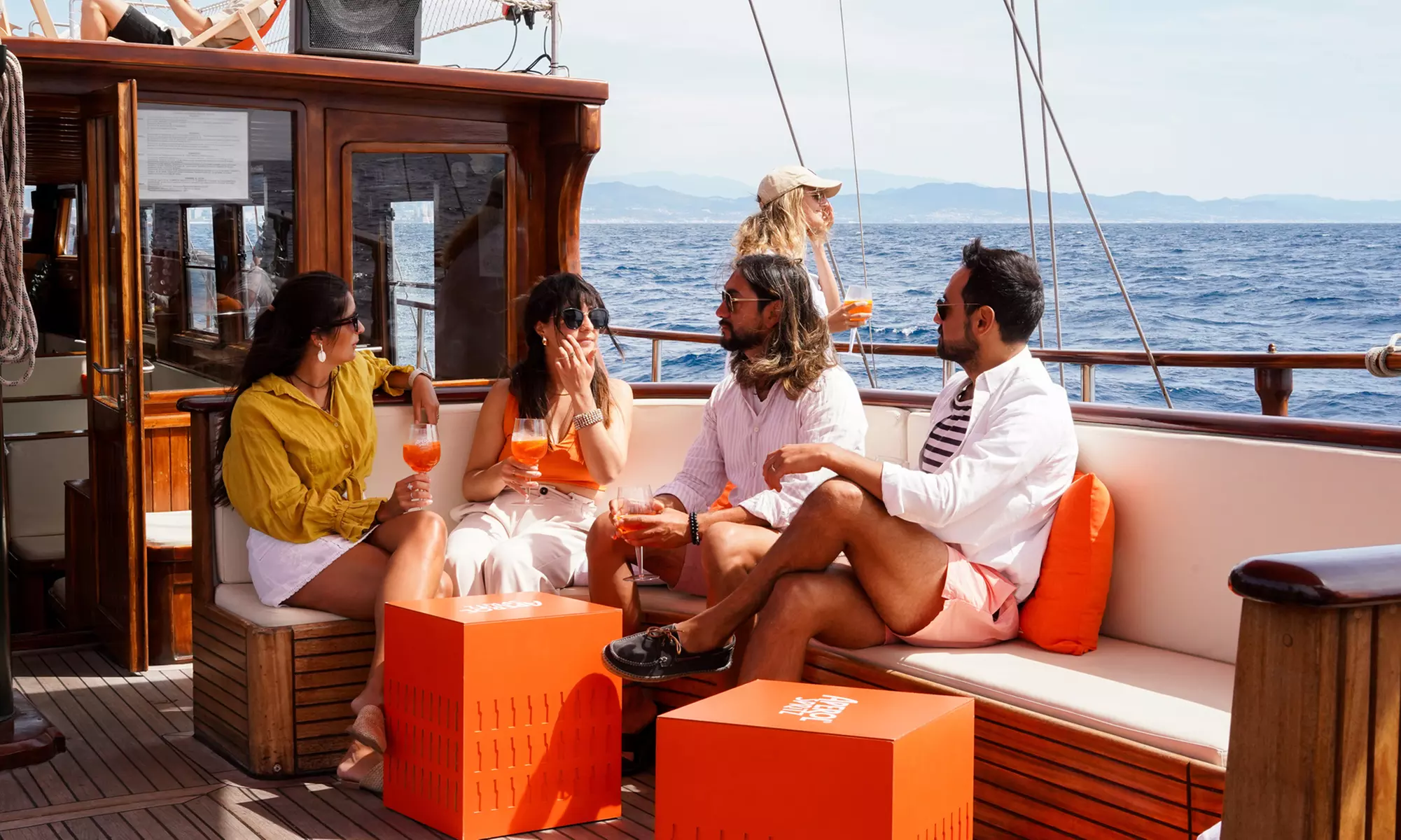 Paseo de 1 hora en catamarán a vela por la costa de Barcelona