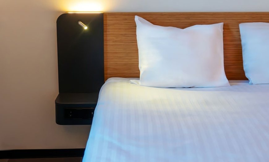 Image 3: Amsterdam: room of your choice incl. late check-out