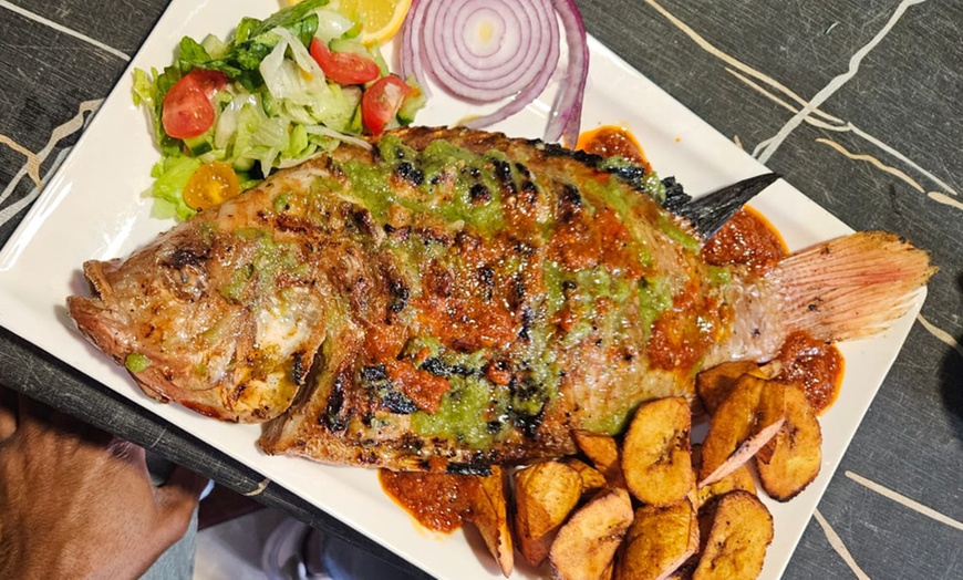 Image 2: Gegrillter Tilapia mit Kochbananen / Maniok und Getränk für 1-4 Pers.