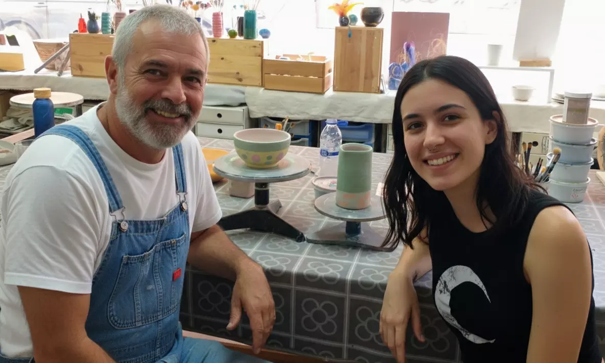 ¡Taller de pintura en cerámica con bebidas para 1 o 2 personas!