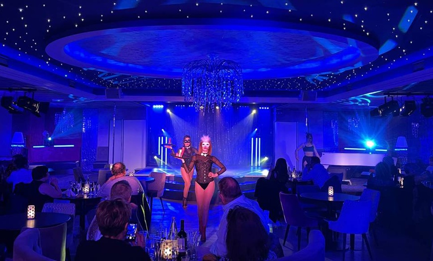 Image 2: Dîner-spectacle féérique au Cabaret Club : magie, saveurs & glamour