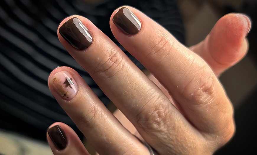 Image 3: Manicura, pedicura o uñas acrílicas con esmaltado monocolor a elegir