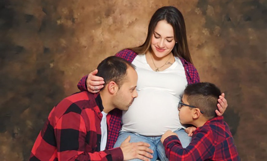 Image 2: Sesión fotográfica para embarazadas con fotos impresas y digitales