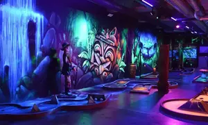 Mini-golf fluorescent pour une aventure ludique à Bordeaux (jusqu'à 44% de remise)