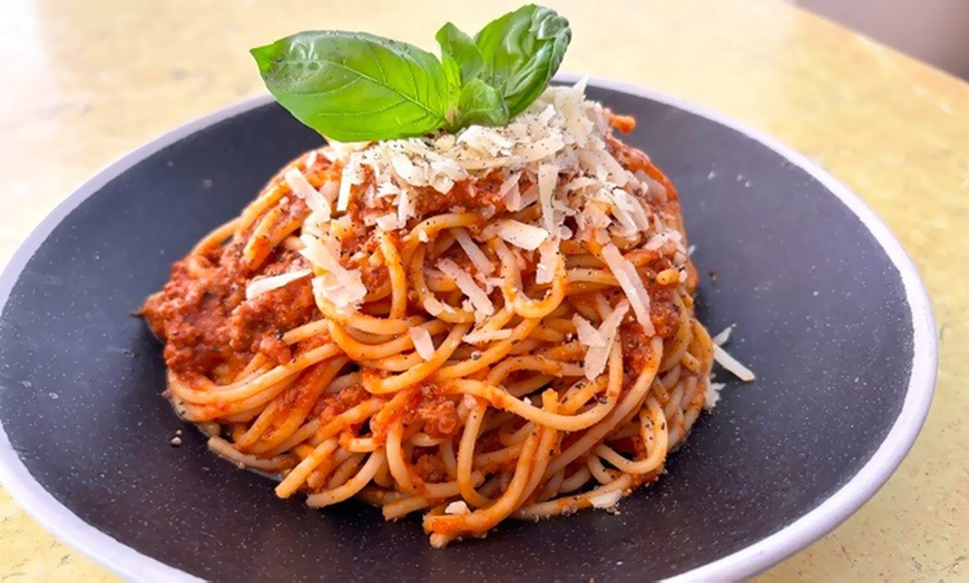 Image 5: Menú con gran variedad de platos y copa de vino para 2 o 4 personas