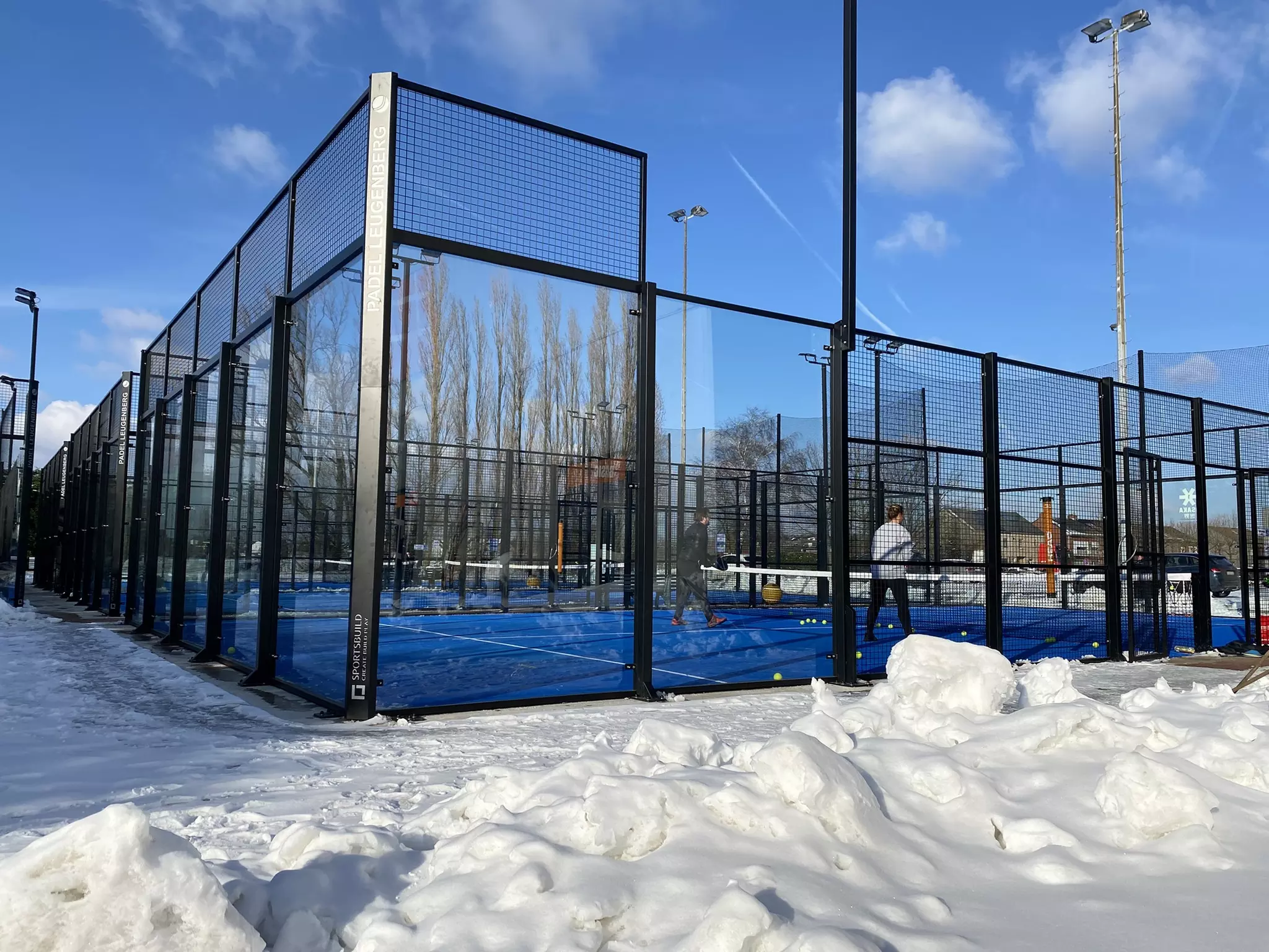 Padel: sportieve uitdaging met indoor en outdoor courts