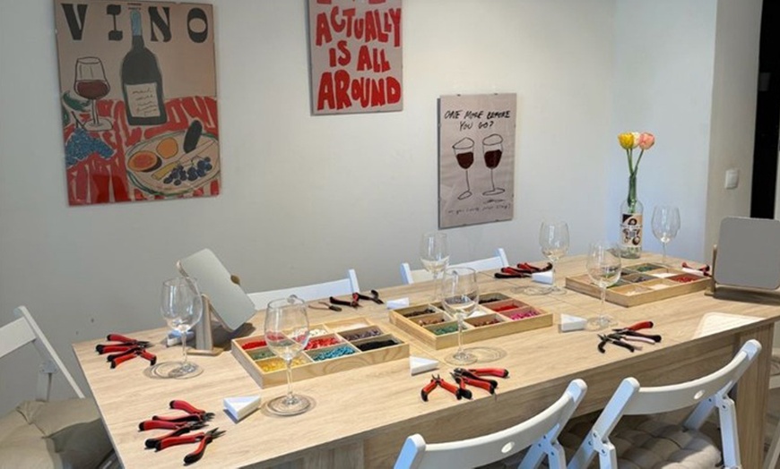 Image 1: Taller de creación de joyas con vino ilimitado para 1 o 2 personas 