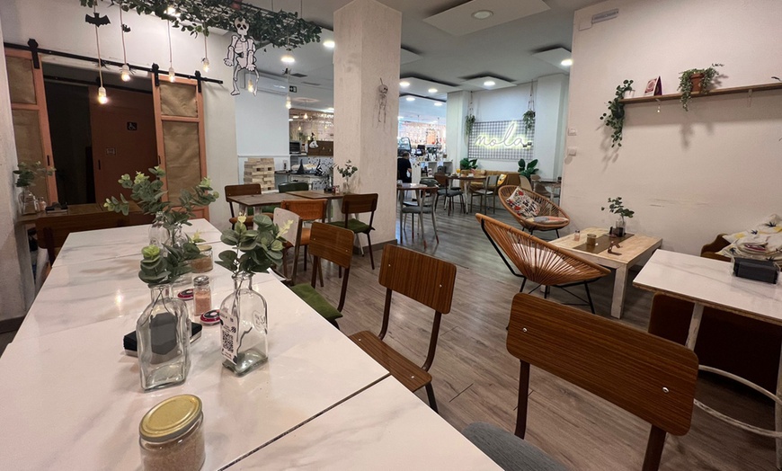 Image 8: Menú de brunch para 2 o 4 con bebidas, yogur, croissant, tostada y más