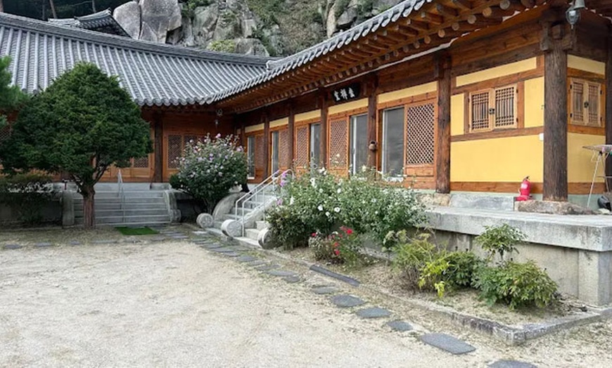 Image 4: Relaxation With 60-Min Therapeutic, Shiatsu + Cupping, Sports Massage