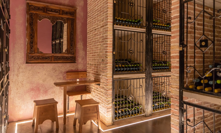 Image 9: Visita guiada a bodega con cata de 4 vinos, 2 AOVE y embutidos