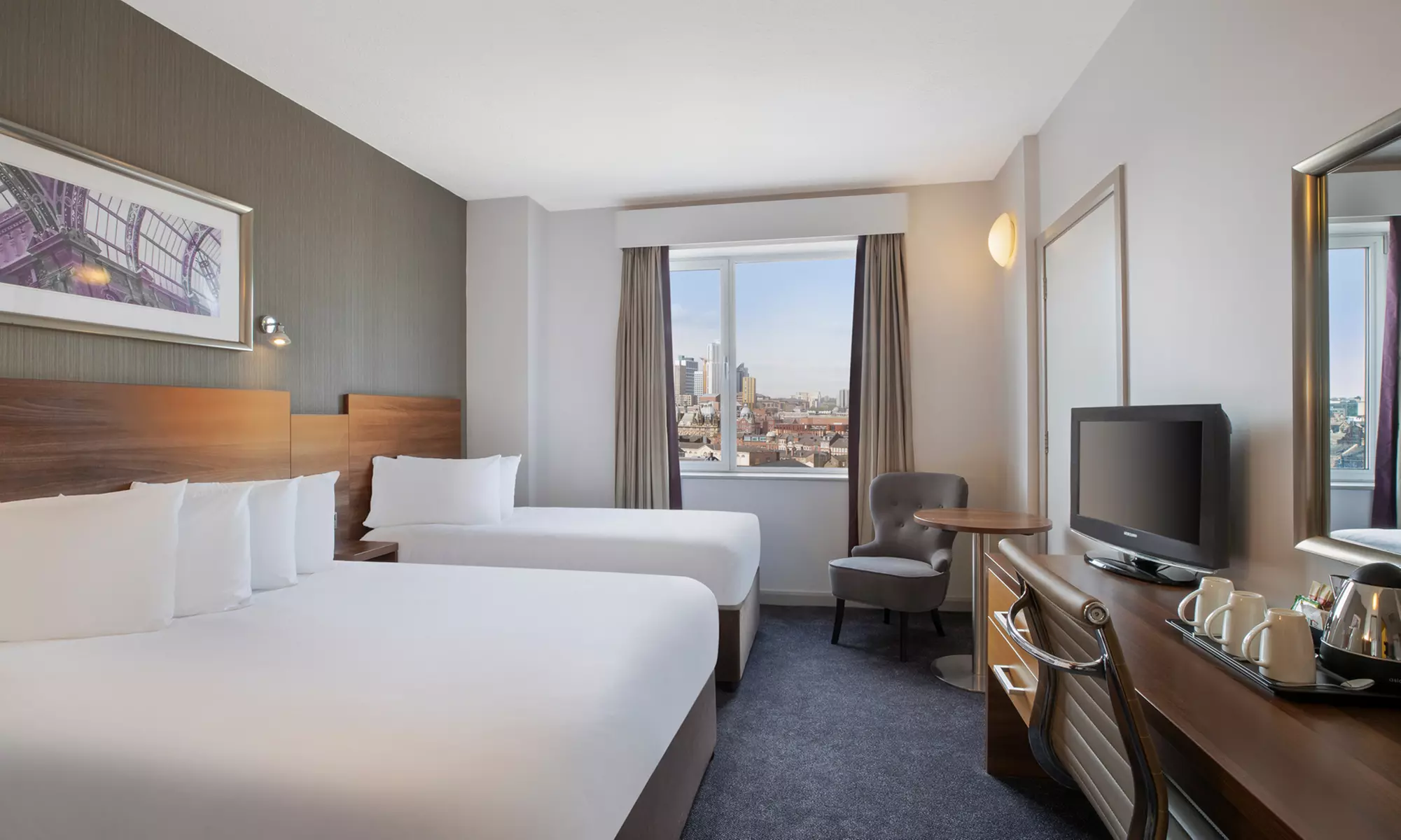 4* Leeds: Double Room for Two with Breakfast and Bottle of Prosecco