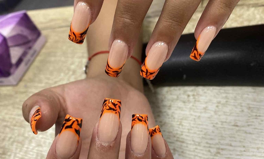 Image 13: Beauté des mains, vernis, pose de faux ongles ou spa au choix 