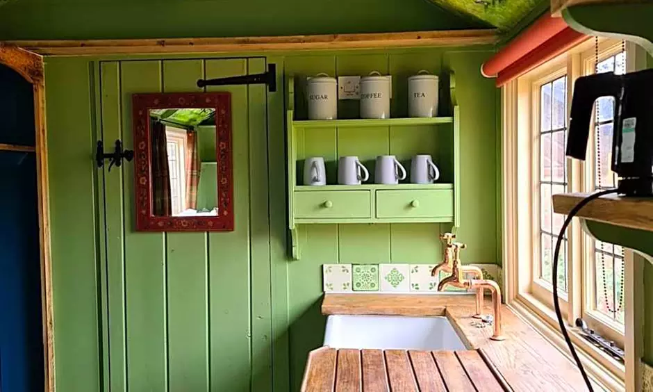 Wiltshire Shepherd Hut: 2 Nights with Late Checkout