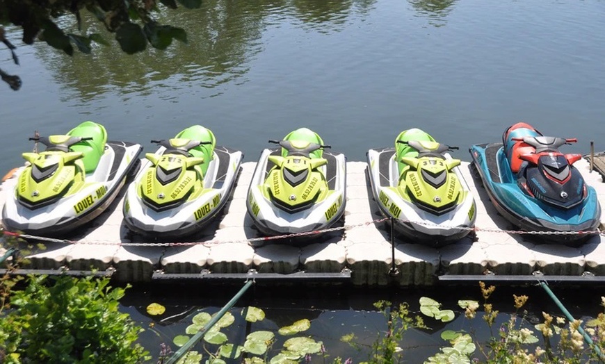 Image 2: Éclats d'eau et d'adrénaline : jet-ski, bouée tractée ou paddle