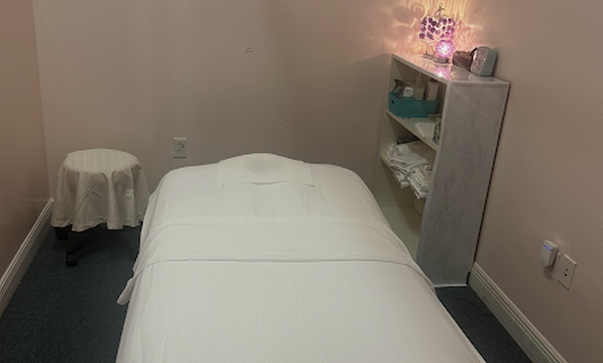 Image 7: 75 Min Swesish or Deep Tissue Massages for 1-2 w/Optional Hot Stones 