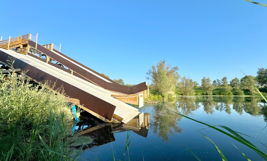 Image 2: Glissades, rires et soleil : vivez l’expérience Grand Bleu WakePark !