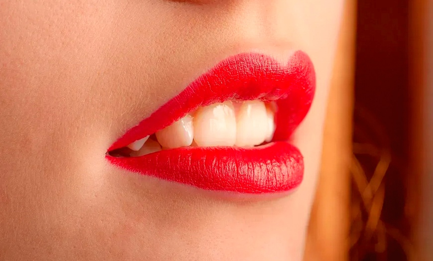 Image 5: Rasgos definidos: micropigmentación capilar, de cejas o labios