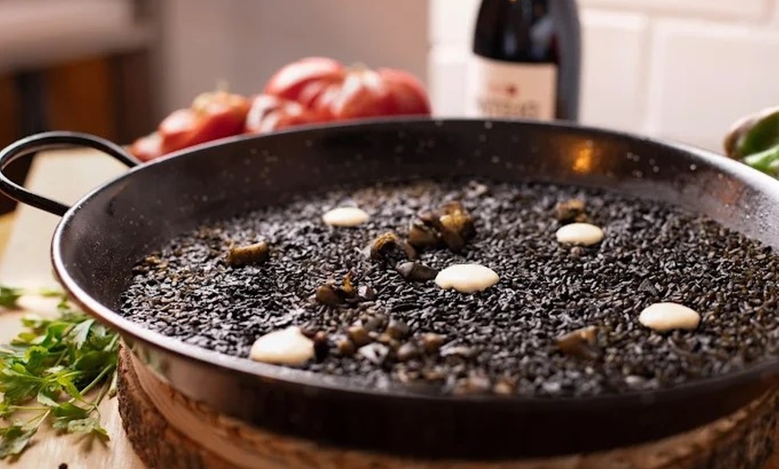 Image 2: Menú para 2 o 4 personas con botella de vino