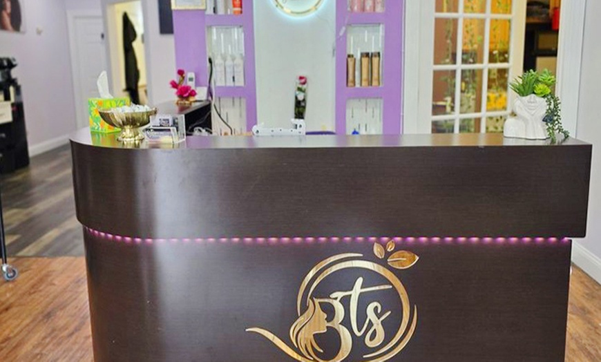 Image 3: Signature Head Spa + Steam, Hydrating Hair Mask, Aromatherapy & More 