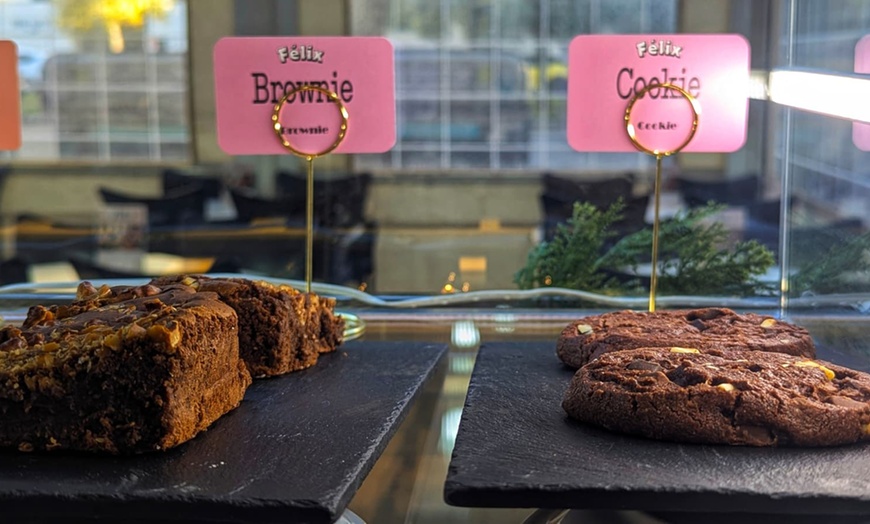 Image 18: Menú de brunch o merienda con platos salados, dulces, cafés y zumos