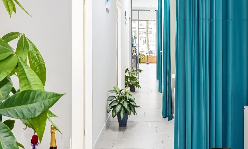 Image 10: Manicure of nagelbehandeling naar keuze