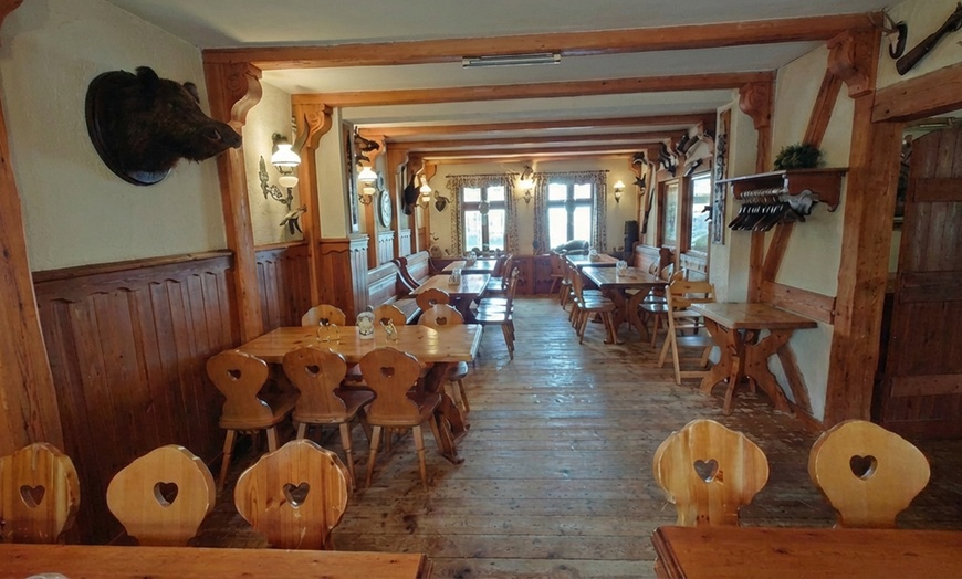 Image 6: Berliner Eisbein mit Erbspüree, Sauerkraut und Salzkartoffeln