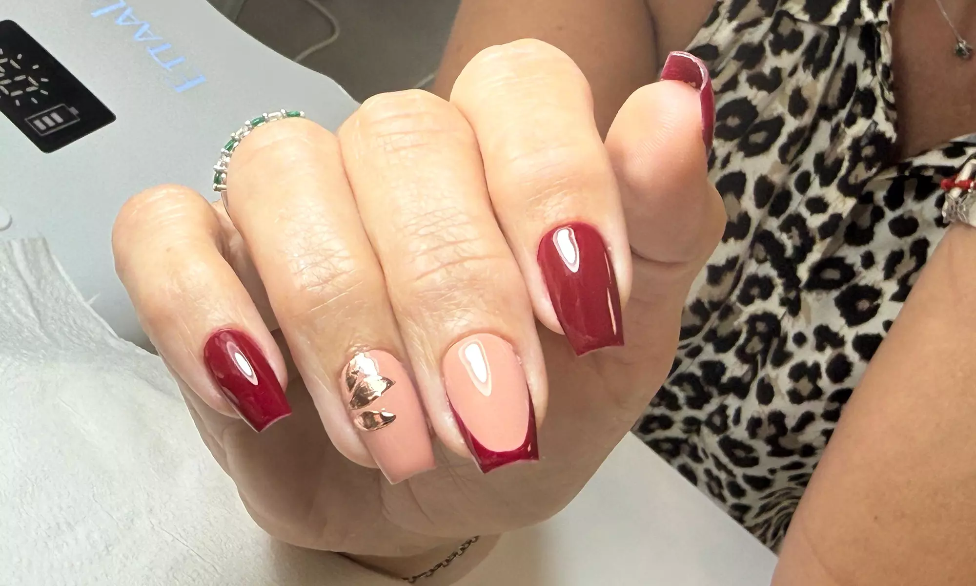 Manicura y/o pedicura con esmaltado semipermanente y diseño de 1 uña