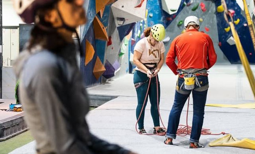 Image 9: Escalada libre o en familia con material y 1 h de profesor incluido