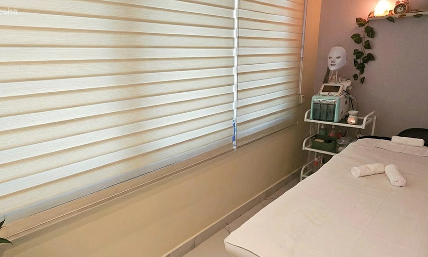 Image 2: Unwind with  30 or 60 Minutes Full Body Spa Treatment or Head Spa