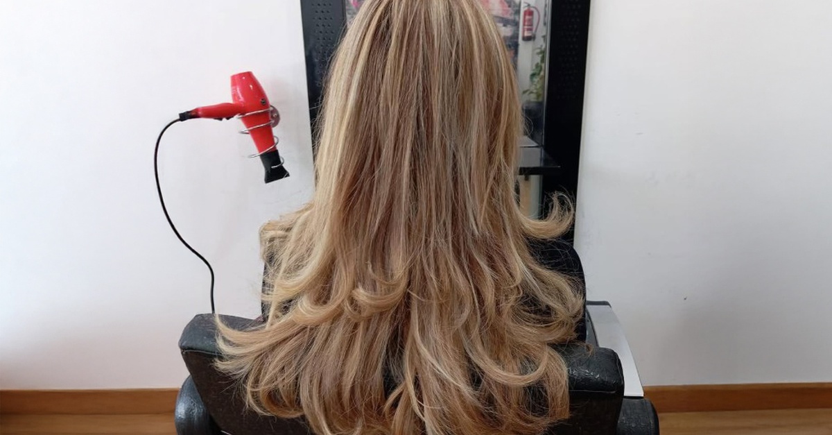 Servicio de corte, tinte de raíz y peinado con mechas o alisado de keratina en Madrid