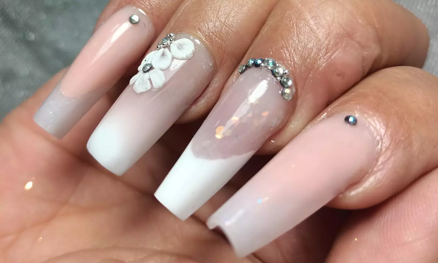 Manicura y/o pedicura normal o semipermanente y primera puesta de uñas