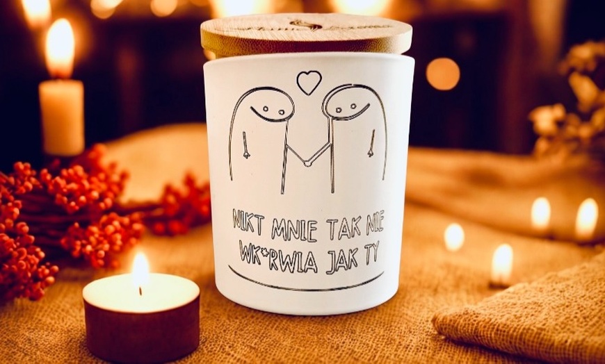Image 1: Podaruj personalizowaną świecę sojową z indywidualnym grawerem
