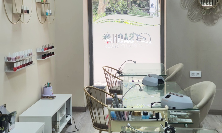 Image 9: Manicura o pedicura clásica o semipermanente con esmaltado OPI 