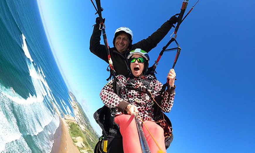 Image 1: Bautismo de vuelo en parapente biplaza para 1 o 2 adultos