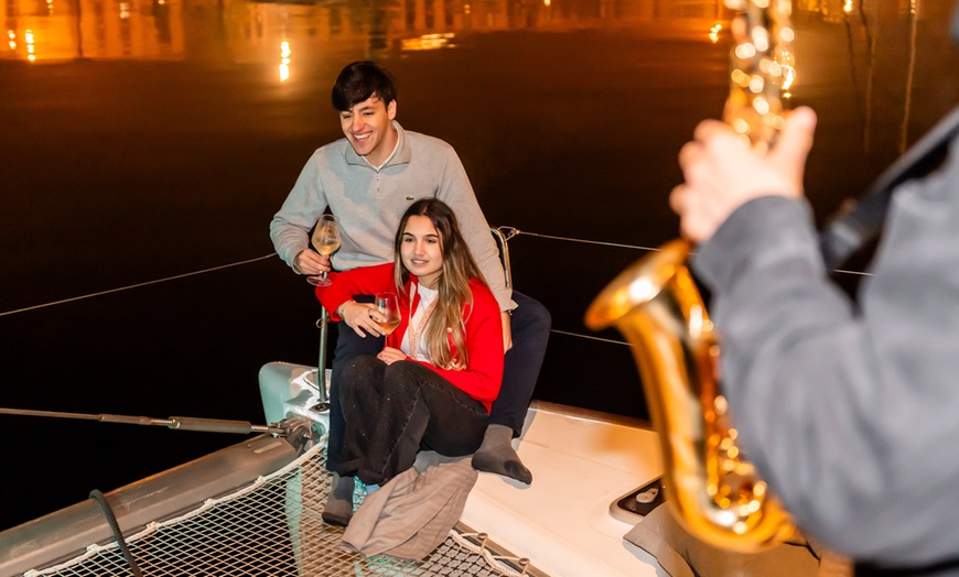 Image 5: Salida nocturna en catamarán con música en vivo para hasta 4 personas