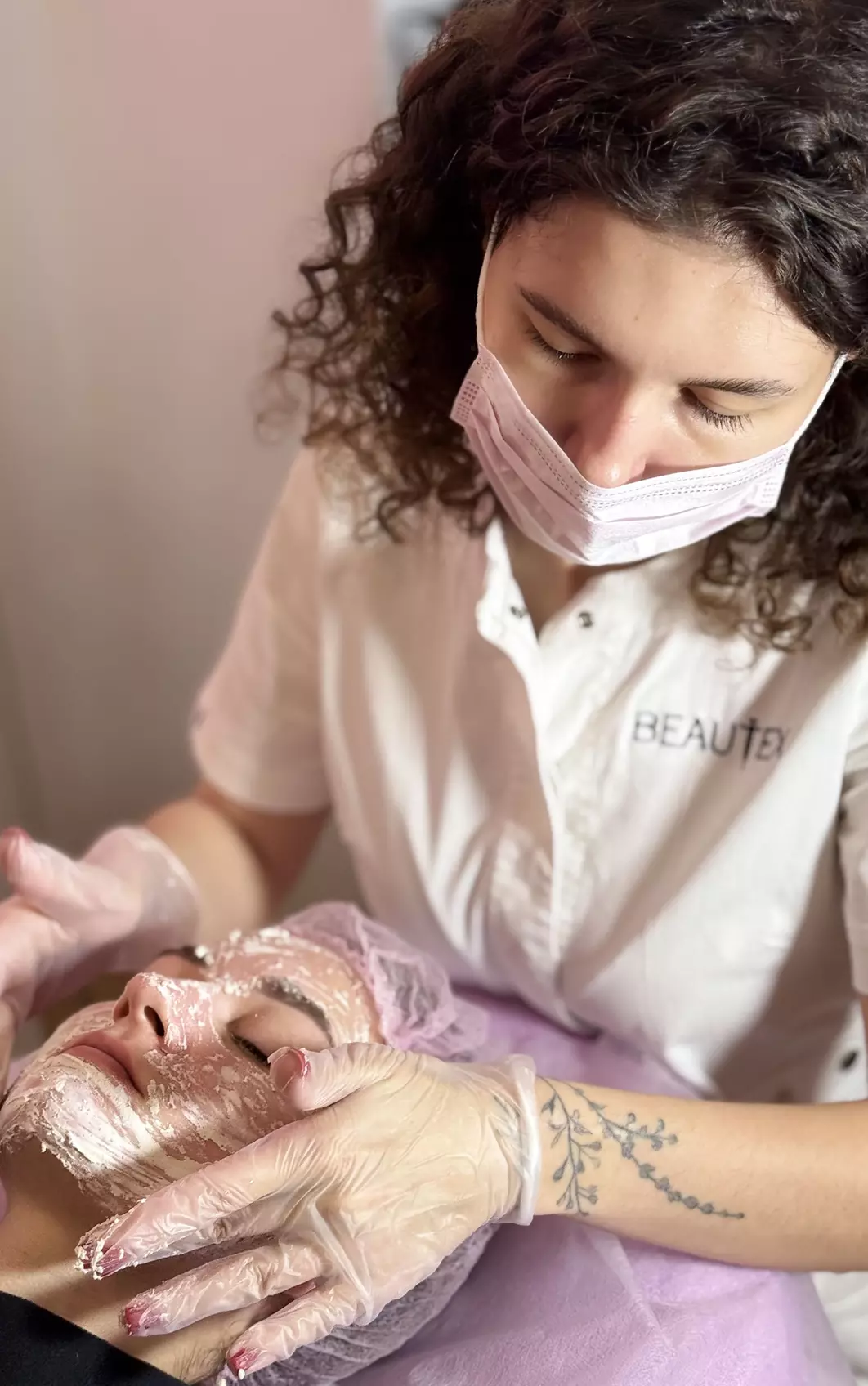 Oczyszczanie twarzy: manualne lub kombinowane z peelingiem