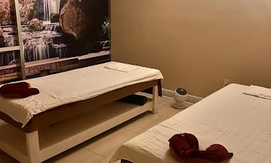 Image 5: Couples 60-Minute Deluxe Body Massage with Essential Oils & Hot Stones