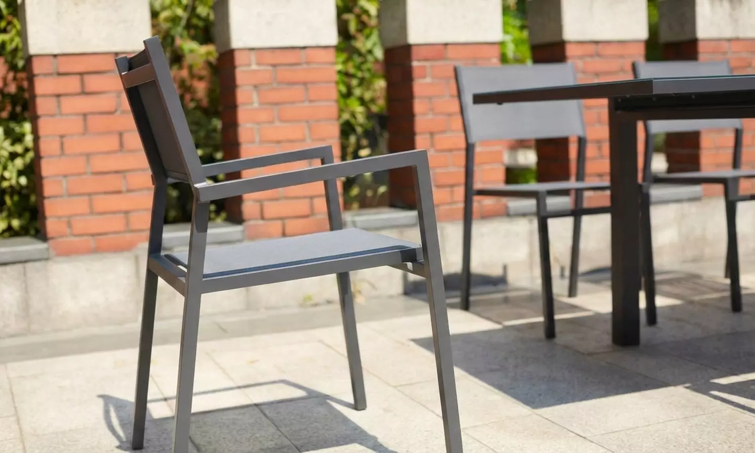 Console extensible "Lacos" de Kocoon en aluminium, chaises en option