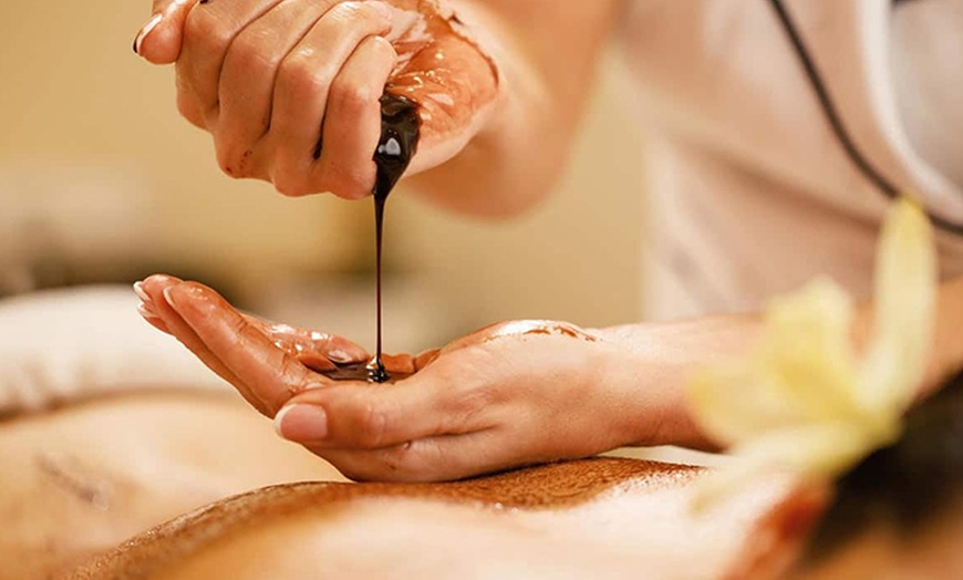 Image 1: Masaje a cuatro manos de 1 hora con opción a chocoterapia