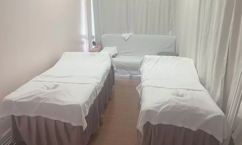 75 Min Swesish or Deep Tissue Massages for 1-2 w/Optional Hot Stones