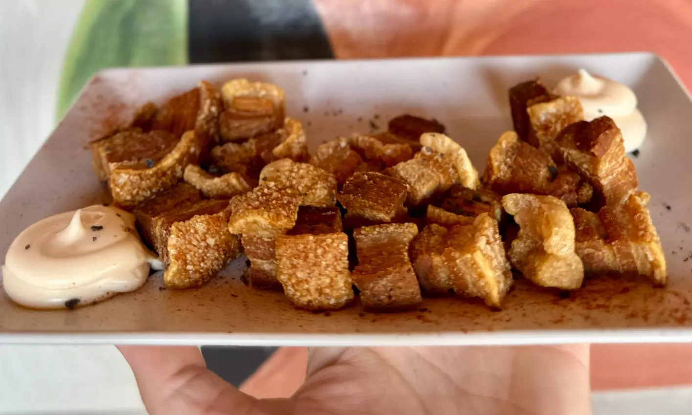 Cata de 4 vinos frente al mar, maridados con torreznos, para 2 o 4 pax