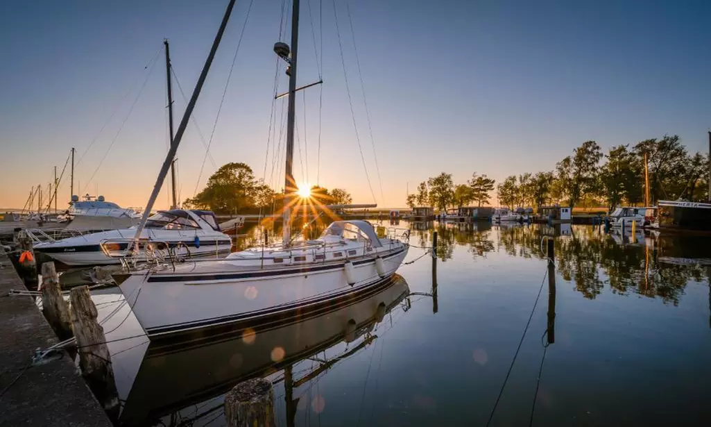 Sagard: Deluxe-Doppelzimmer mit seitl. Meerblick + Balkon / Terrasse für Zwei inkl. HP im Marina Martinshafen Lotsenhaus - Primary Image