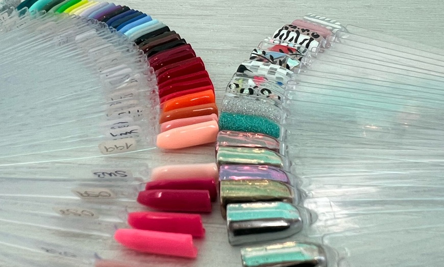 Image 20: Uñas listas: sesión de manicura o pedicura con esmalte semipermanente
