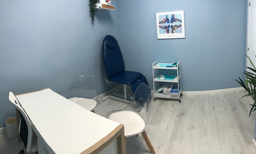 Image 3: Quiropodia con opción a reflexología podal o tratamiento de colágeno