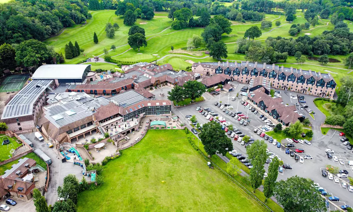 Hampshire: 4* Superior Double or Twin Room Stay with Breakfast