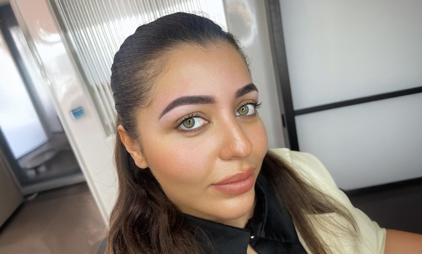 Image 21: Je wenkbrauwen zijn de lijsten van je ogen: browbehandeling naar keuze